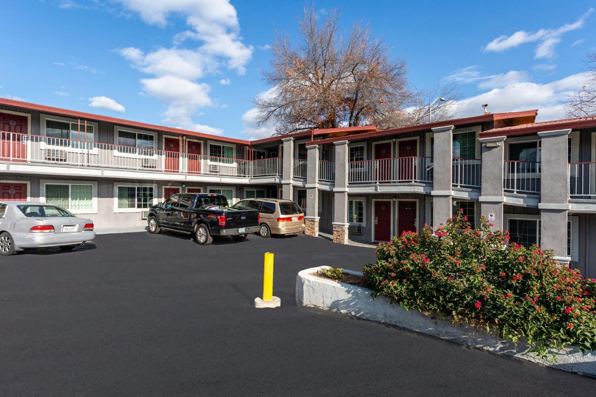 Red Roof Inn Redding Exterior photo